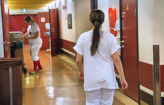 bildet vsier sykepleiere på jobb