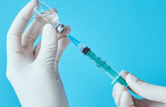 Illustrasjonsfoto av en sprøyte som klargjøres for injisering