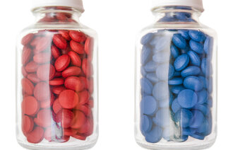 bildet viser et pilleglass med røde og et med blå piller