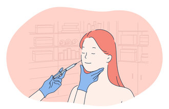 Bildet viser en kvinne som får en injeksjon i ansiktet.