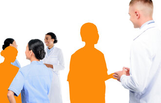 Bildet viser en gruppe sykepleiere hvor noen av dem bare er silhuetter.