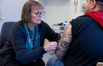 Bildet viser at sykepleier setter apekoppevaksine.