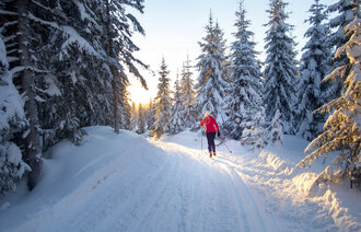 Kvinne går på ski.