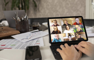 Bildet viser en person som har videosamtale med ni andre personer.