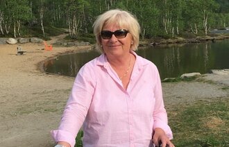 Bildet viser en kvinne som er på sykkeltur