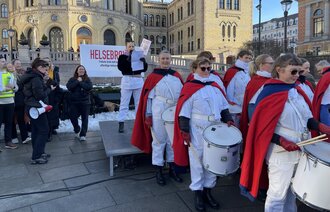 Bildet viser Helene Dahl Karlsen foran stortinget før demonstrasjonen Helsebrølet starter.