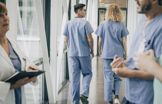 Bilder viser helsepersonell på sykehus