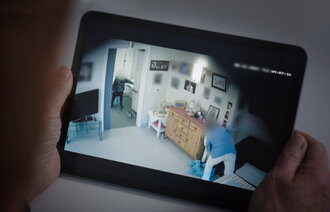 Bildet viser en som ser på NRK Brennpunkt.