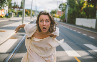 Bildet viser skuespiller og sykepleier Cathrine Frost Andersen