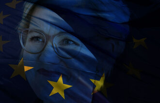 Ingvild Kjerkol omgitt av EU-flagget