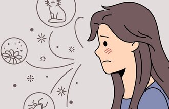 Illustrasjonen viser en kvinne og flere allergener.