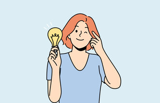 Illustrasjonen viser en kvinne som holder en lyspære.