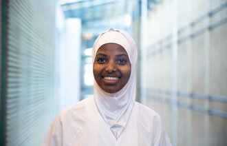 Bildet viser Hilal Shide Gure, sykepleier