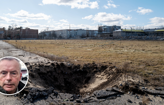 Bildet viser bombekrater i Lyman i Ukraina.