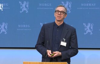 Bildet viser Jon Magnussen fra pressekonferansen