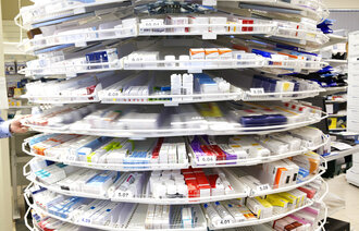 Bildet viser en medisinkarusell på et apotek.