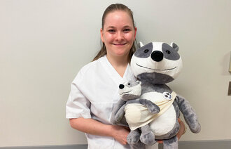 Bildet viser Ragnhild Birgitte Rønningen med Gusse Grevling.