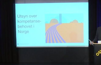 Bildet viser utdanningsminister Ola Borten Moe som står bak talerstol