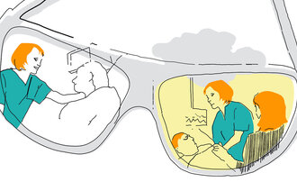 Illustrasjonen viser et par briller, der gjenskinnet i det venstre glasset viser en sykepleier i farger med en hvit, fargeløs pasient. I det andre glasset ser vi den samme fargerike sykepleieren sammen med en fargerik pasient og pårørende. Alle har rødt hår og skal signalisere at de er i familie