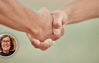 Bildet viser to mennesker som gir hverandre et håndtrykk