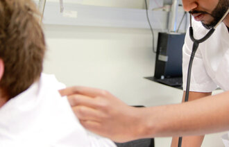 Student undersøker pasient