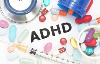 Bildet viser piller på en bordflate hvor det er skrevet ADHD