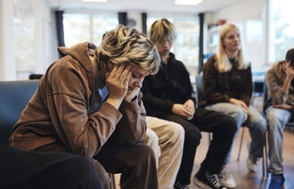 Bildet viser en gruppe unge mennesker som deltar i en gruppesamtale