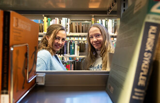 Bildet viser sykepleiestudentene Maja Schjølberg Sivertsen og Hilde Dahl Stensland