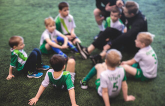 Bildet viser en gruppe barn som deltar i fritidsaktiviteter