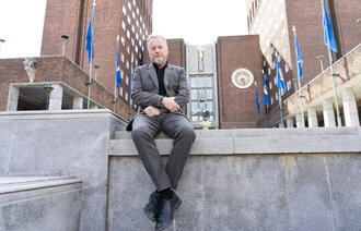 Bildet viser Raymond Johansen foran Oslo rådhus.