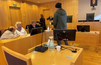 Bildet er fra Oslo tingrett og viser advokat Alexander Schimmelpfennig Nygaard sammen med de pårørende like før rettsaken startet 8. mai