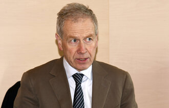 Bildet viser rettsmedisiner Lars Uhlin Hansen.