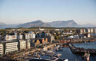 Bildet viser utsikten over havna og Bodø sentrum fra Scandic Havet