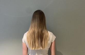 Bildet viser Sara som står med ryggen til