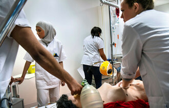 Bildet viser sykepleierstudenter som øver på simulering