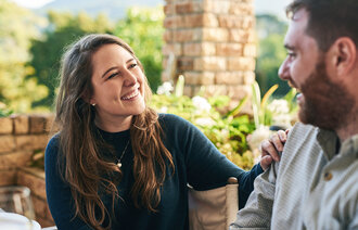 Bildet viser en pleier og en pasient som har en rolig samtale