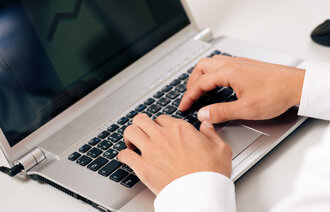 person som taster på en pc