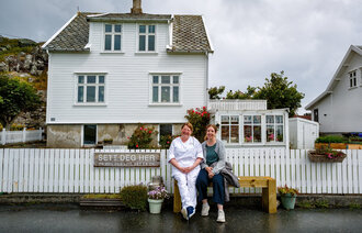 Bilde av sykepleierne Sigrid Marie Thomassen og Kjersti Klovning Skare