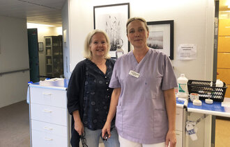 Bildet viser avdelingsleder Synnøve Hjelseth Wiig og sykepleier Line Strømsvik ved Skarbøvik sjukeheim 