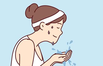 Illustrasjonen viser en kvinne som svetter.