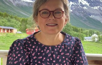 Bildet viser Mari-Ann Benonisen ute i naturen.