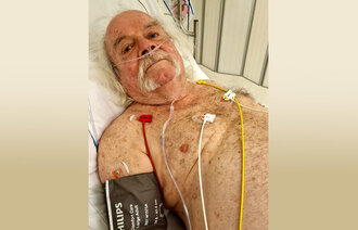 Bildet viser Jan-Erik Smilden i sykesengen på Ullevål sykehus