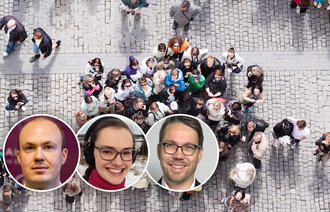 Bildet viser en folkemengde i en gate sett fra et fugleperspektiv