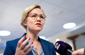 Bildet viser helse- og omsorgsminister Ingvild Kjerkol (Ap) i en intervjusituasjon