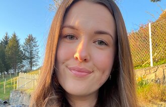 Bildet viser et portrett, tett på, Anna Røberg