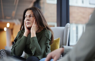 Bildet viser en pasient i et rom sammen med en terapeut