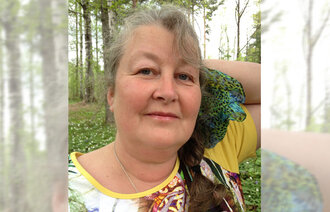 Bildet viser en selfie av Gunn Helen Kristiansen. Hun poserer i skogen