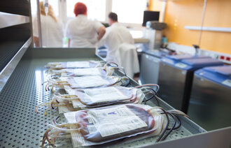 Bildet viser blodposer som ligger på et bord i et hemetologisk laboratorium