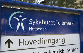 Bilde viser skilt hvor det står Notodden sykehus på