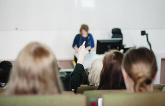 Bildet viser studenter som sitter i forelesning